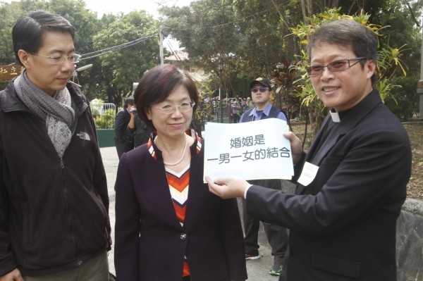 台南捍衛婚姻家庭聯盟總召机嘉勝牧師（右）向立委尤美女遞交陳情書，尤美女則回說「知道了」。（記者王捷翻攝）