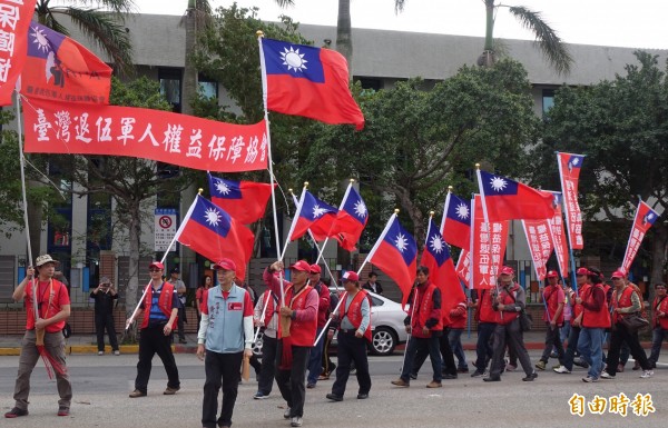 臺灣退伍軍人權益保障協會11日發起「311向前行，砲打國防部」抗議活動，由忠烈祠向國防部遊行，訴求軍人退撫回歸恩給，反對黑箱年金改革。（記者簡榮豐攝）