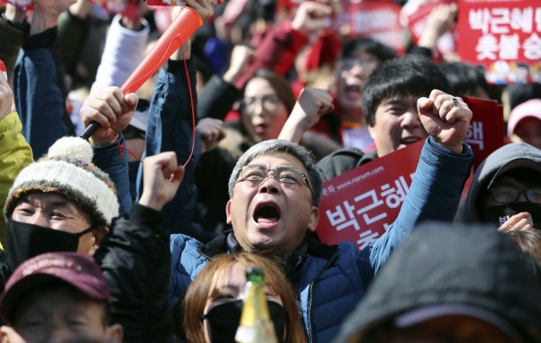 朴槿惠昨遭罷免後，仍有5萬韓民今日再度齊聚首爾街頭，要求不只彈劾她，還要送她吃牢飯。（美聯社）