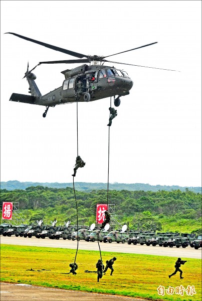 行政院國土辦「二○一七世大運維安反恐實兵演習」將在本月底進行，國軍將出動憲兵特勤隊及陸軍黑鷹直升機等參與演練。（資料照，記者簡榮豐攝）