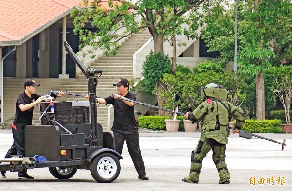 圖為去年七月警政署舉行的世大運反恐演練，防爆小組出動。（資料照，記者簡榮豐攝）