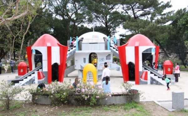 青年公園太空城堡溜滑梯存在30年，為當地民眾的重要回憶。（圖由台北市公園處提供）