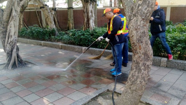 北市內湖區碧湖公園鴨屍確診禽流感，環保局展開消毒及清洗作業。（圖由台北市環保局提供）