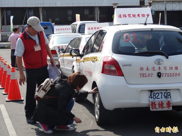 汽車考照強制路考最快5月1日上路。圖為學員路考上路前，仔細檢查胎紋。（資料照，記者蔡清華攝）