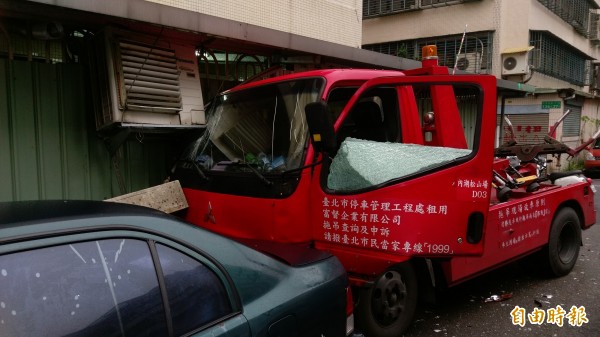 失控的拖吊車。（記者鄭景議攝）