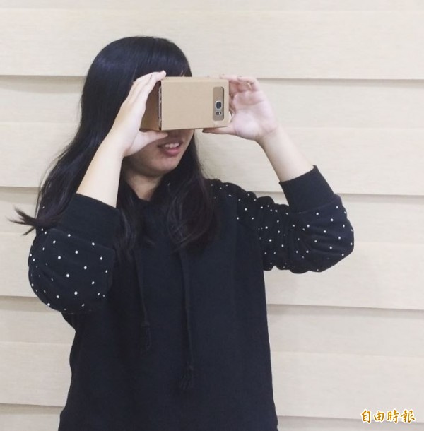 勞動部高屏澎東分署引進了VR到就業博覽會，透過VR虛擬實境就能了解求職公司的環境。（記者葉永騫攝）