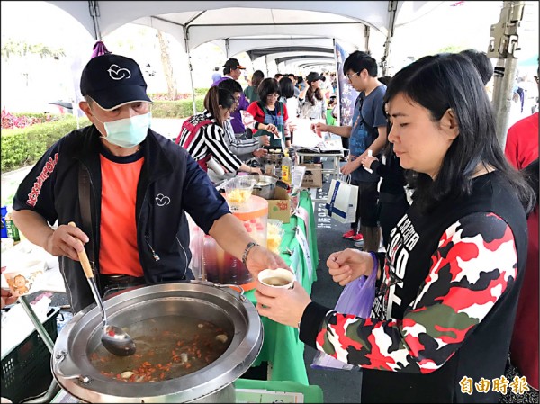 高市雞農唐龍勝推養生雞湯品嚐會自救。（記者陳文嬋攝）