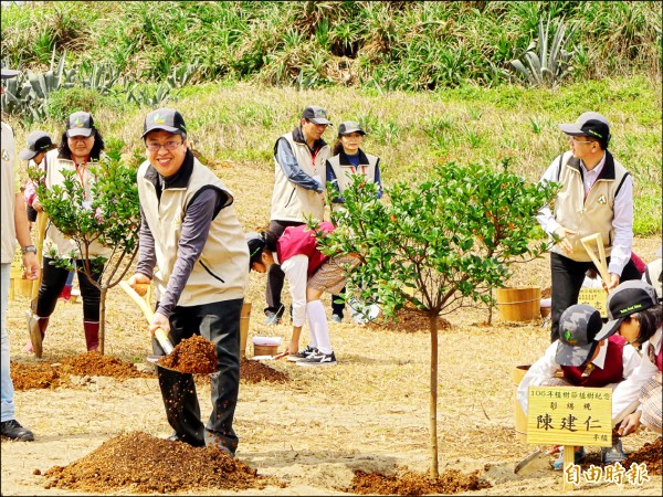 副總統陳建仁現場為樹苗覆土。（記者李雅雯攝）