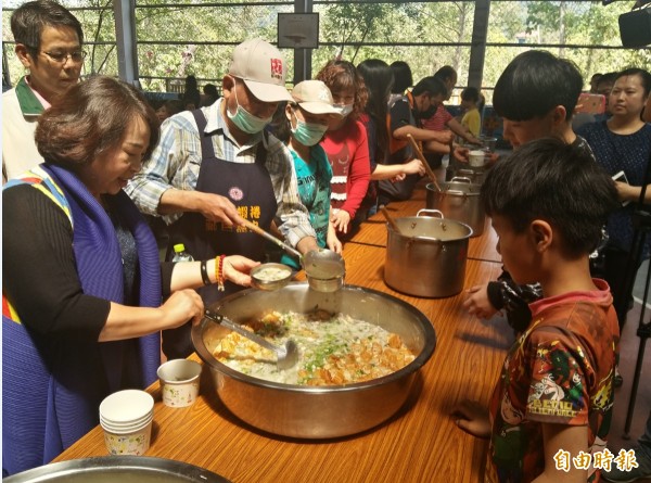 在大坑登山步道賣魚丸湯的魚丸伯（左2），今天前往偏遠山區青山國小義煮虱目魚丸魚肚粥，與南市議長賴美惠（左1）為學童盛粥。（記者王涵平攝）
 





公開上線： 
 



在大坑登山步道賣魚丸湯的魚丸伯（左2），今天前往偏遠山區青山國小義煮虱目魚丸魚肚粥，與南市議長賴美惠（左1）為學童盛粥。（記者王涵平攝） 
