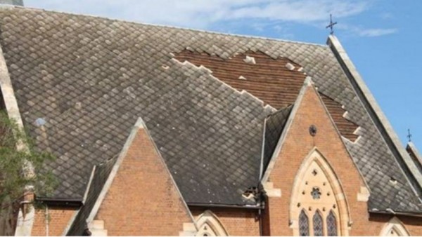 冰雹造成許多建築物屋頂損壞。（翻攝自澳洲日報）
