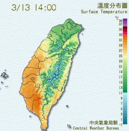 北台灣今（13）日受到鋒面通過影響開始變天，溫度下降，對比南台灣還是相當溫暖炎熱的天氣，南北溫差相差將近20度，「冰火番薯」現身。（圖擷取自中央氣象局）
