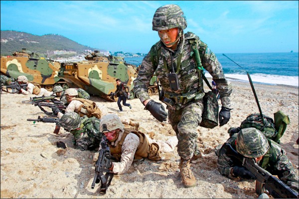圖為美韓兩軍二○一四年三月在浦項舉行「鷂鷹」聯合演習。（美聯社檔案照）