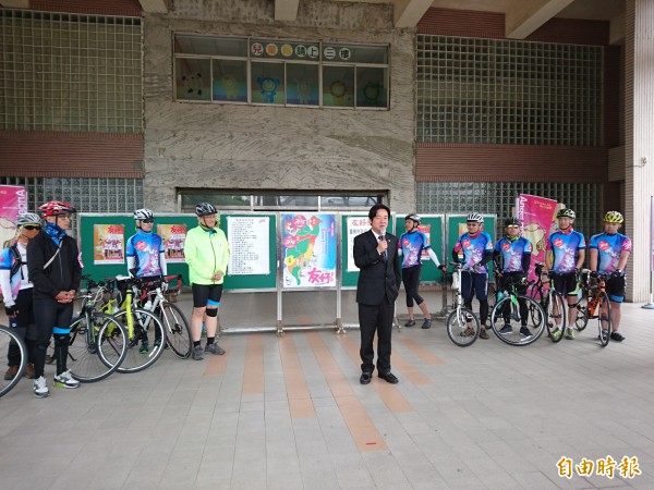 台南市長賴清德（中）為愛奇兒單車環島活動加油鼓勵。（記者洪瑞琴攝）