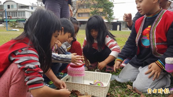 海端國小幼兒園學童擔心擺放願望的罐子要待在土裡6年會冷，貼心為它穿上毛帽。（記者王秀亭攝）