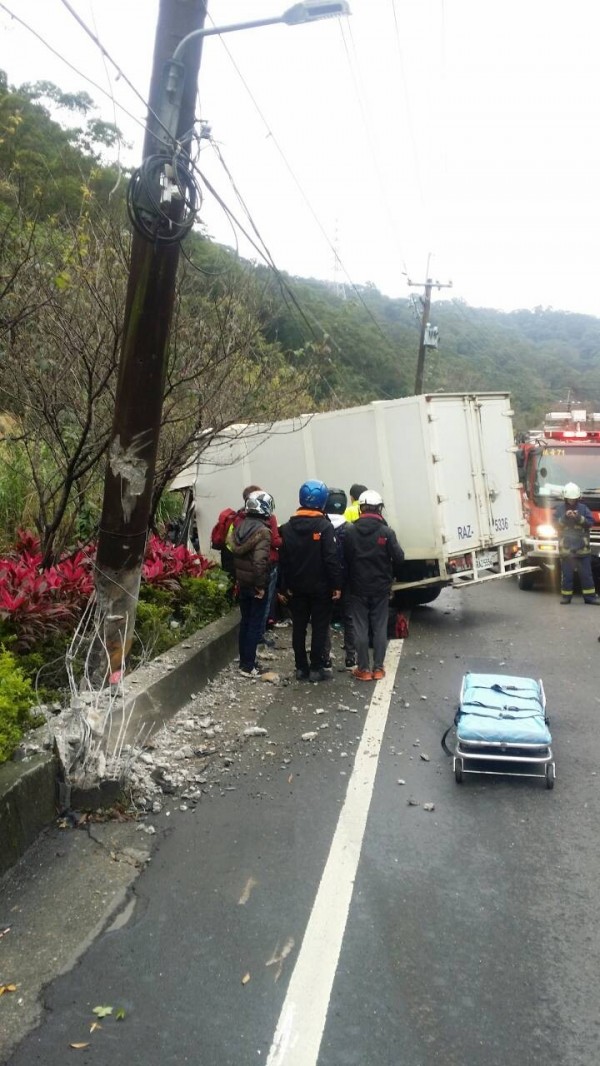 小貨車逆向撞護欄，駕駛一度受困車內。（記者曾健銘翻攝）