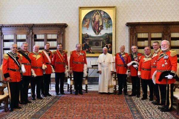 馬爾他騎士團成員與教宗方濟各（Pope Francis）。（美聯社）