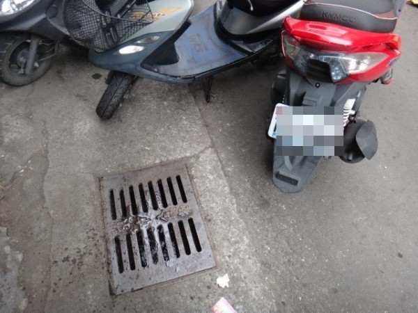 阿嬤機車鑰匙不偏不倚掉落水溝蓋縫隙。(記者許國楨翻攝) 阿嬤機車鑰匙不偏不倚掉落水溝蓋縫隙。(記者許國楨翻攝)