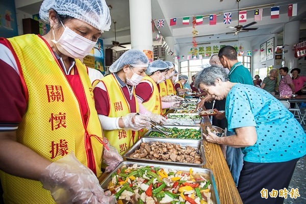 社會局老人共餐今年要衝到300個據點。（記者蘇金鳳攝）