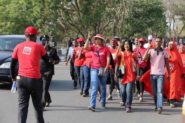 「讓我們的女孩回來」（BringBackOurGirls）今年1月8日在奈及利亞首都阿布加遊街抗議，紀念200名女學生在奈國奇伯克遭博科聖地擄走滿1千天。（路透）