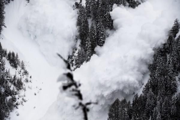 奧地利阿爾卑斯山15日中午發生雪崩，目前已確定至少有3人死亡，1人下落不明。圖為雪崩示意圖。（美聯社）