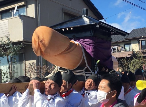 愛知縣小牧市的田縣神社每年3月15日都會舉行「豐年祭」，神轎乘著一根由黃檜木刻製而成的長2公尺、直徑60公分「超大型陽具」繞境祈福五穀豐穰。（圖擷自twitter）