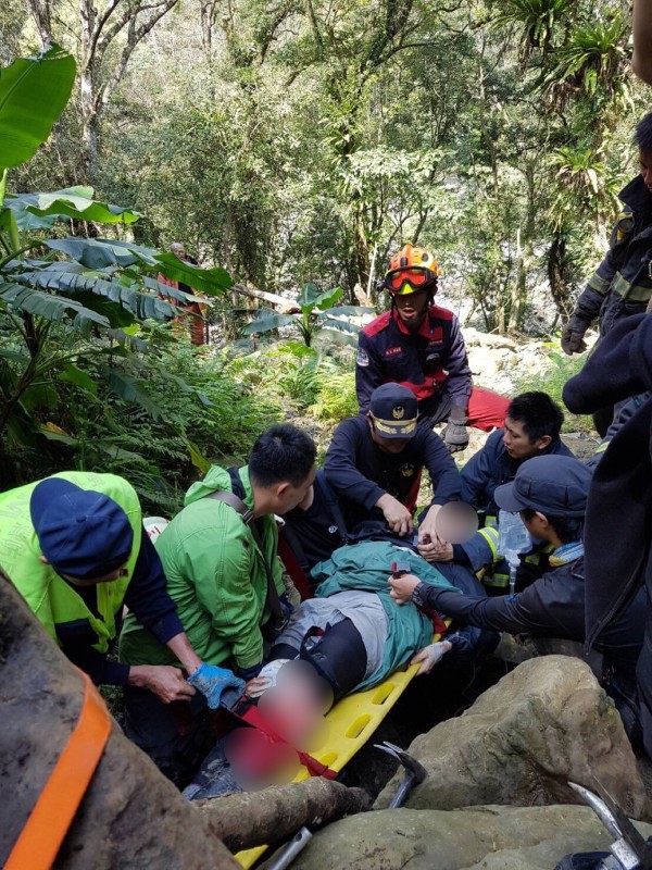 救難單位呼籲民眾在連日大雨時，避免上山。圖為日前一名莊姓女子攀登新北市三峽熊空山區，遭掉落巨石壓住雙腿搶救情形。（記者吳仁捷翻攝）