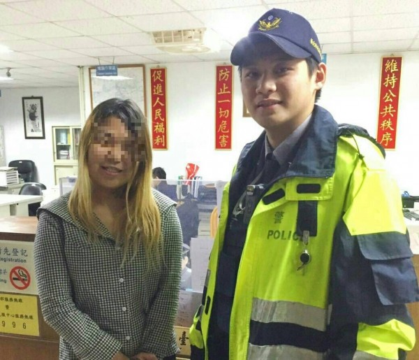 林女（左）前天與男友一起到石碇分駐所向警方道謝。（記者陳薏云翻攝）