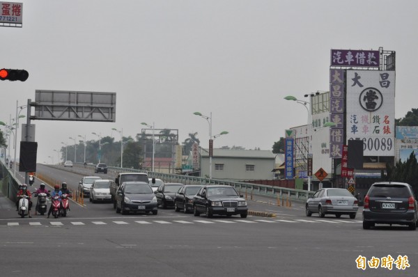 博愛陸橋正進行結構跟橋墩柱補橋改善工程，下月起拆除橋面版及吊放預力梁，自31日起封路。（記者王善嬿攝）