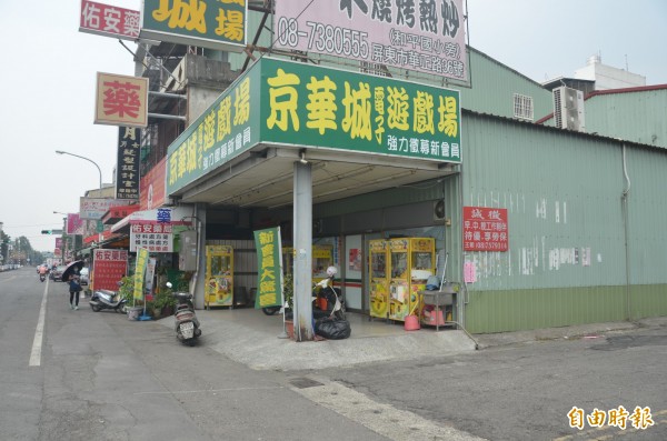 長治鄉京華城遊戲場一名黃姓女店員，清晨遭到王姓丈夫持檳榔刀砍殺。（記者葉永騫攝）