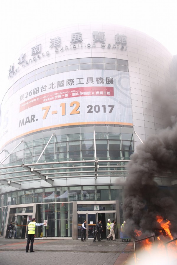 為世大運準備，北市消防局在模擬地下瓦斯管線爆炸演練。（記者邱俊福攝）