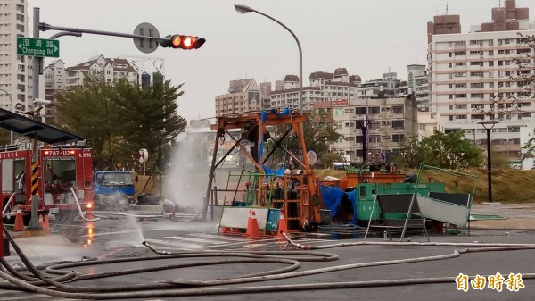 案發地點持續灑水降溫，擴大警戒範圍，到了晚間總算將天然氣濃度降至0。（記者洪定宏攝）