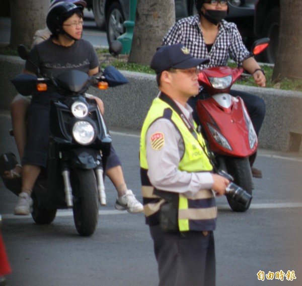 警方照相取締交通違規時，應著制服於明顯處所公開執法。
（照片中人物與本新聞事件無關，記者李立法攝）