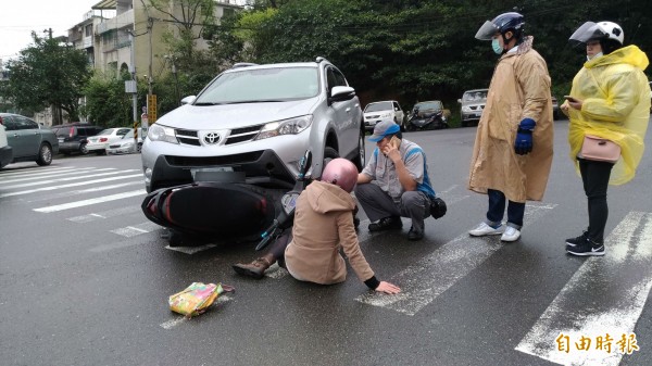 女騎士經過半分鐘才甦醒。（記者吳政峰攝）