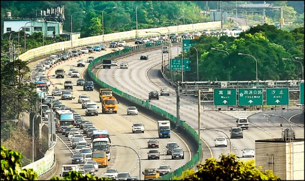 圖為去年清明連假國道車流狀況。（資料照）