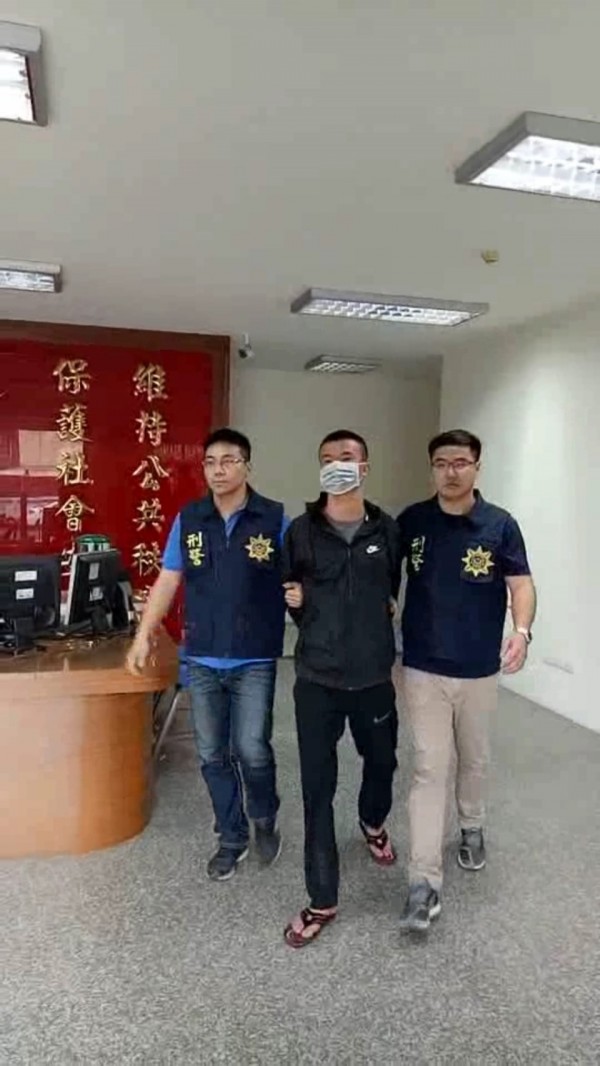 將妻子砍成重傷的王男（圖中），被警方依殺人未遂罪送辦。（記者李立法翻攝）