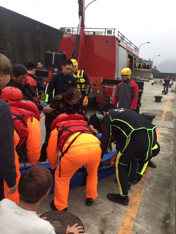 郭姓釣客今天上午被發現落海，新北市消防局瑞芳消防分隊員下午2點多尋獲。（記者林嘉東翻攝）