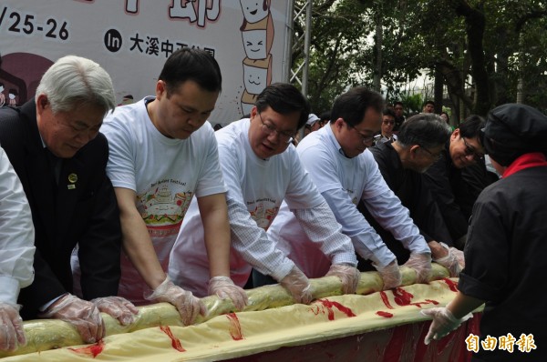 大溪豆干節登場，桃園市長鄭文燦（中）共同製作「豆干大春捲」。（記者周敏鴻攝）