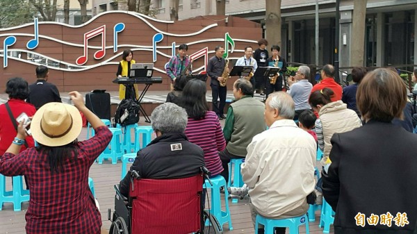 市議員黃馨慧等人組成的「閃亮台中樂團」今天受邀到西屯上安國小通學平台表演。（記者蘇金鳳攝）