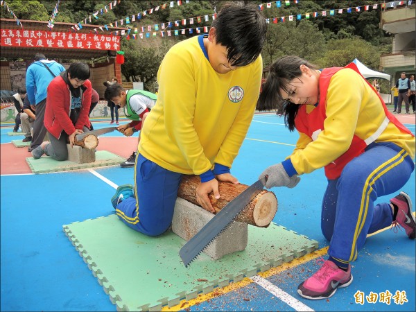 比賽鋸木頭烏來國中小趣味慶生 地方 自由時報電子報