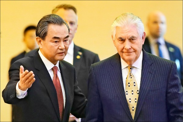 美國務卿提勒森（右）十八日抵北京訪問，與中國外長王毅會談後出席在「釣魚台國賓館」召開的共同記者會。（法新社）