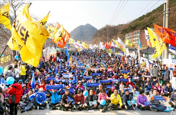 戰區高空防禦系統（ＴＨＡＡＤ，薩德）議題在南韓國內爭議未歇，圖為約兩千名反對派群眾十八日在該系統的預定部署地星州集結抗議。（美聯社）