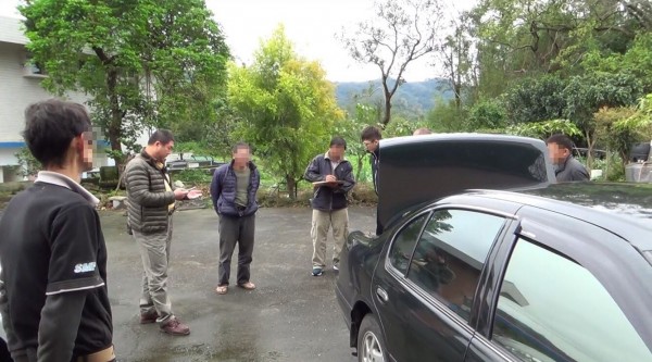 陳男遭通緝，開著偷來的小客車找友人被逮。（記者許展溢翻攝）