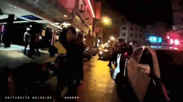 警方獲報出動快打部隊，以優勢警力將雙方隔開，壓制氣焰，2方人馬才各自散去。（記者邱奕統翻攝）