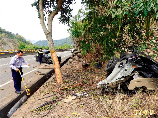 黑色自小客車疑失控從內側車道偏移，擦撞路旁樹木，車身剖成兩半。
（記者佟振國攝）