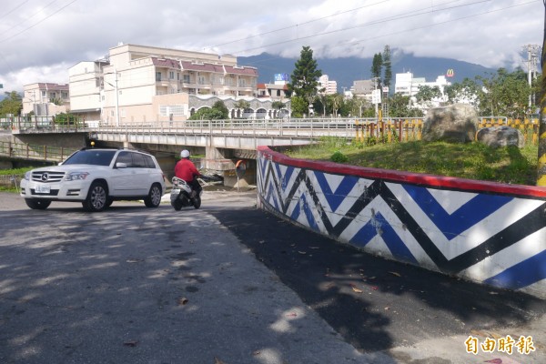 花蓮市公所將在德安三街與六街旁增設移動式柵欄，防止民眾在豪大雨來臨時，誤闖淹水區。（記者王峻祺攝）