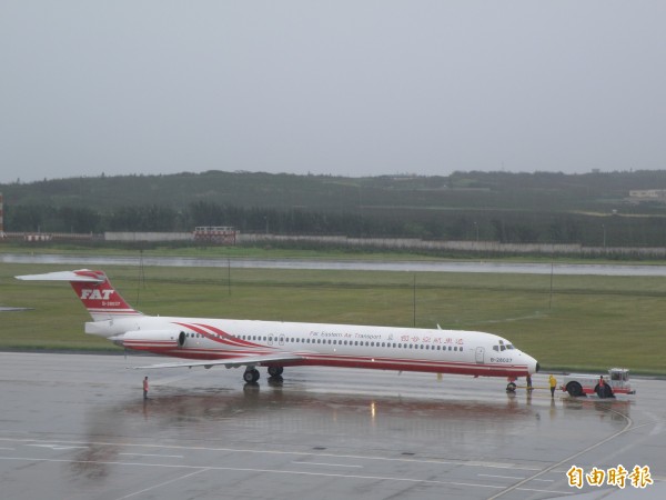 遠東航空傳出重落地，依照規定檢查延誤班機時間。（資料照，記者劉禹慶攝）