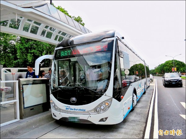 台中BRT走入歷史，市府採購的雙節公車全數委外營運。
（記者張菁雅攝）