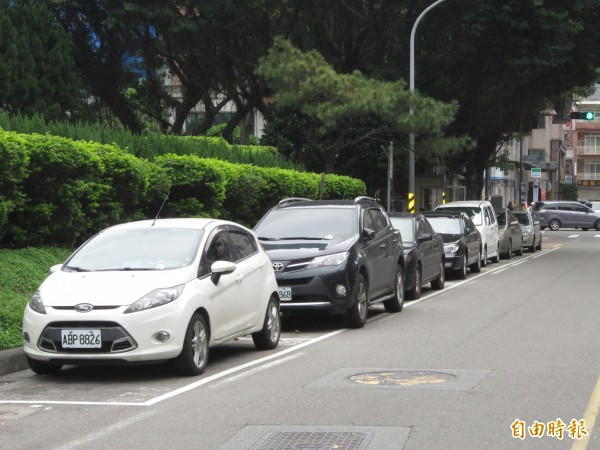 配合清明節連續假期，4月3、4日兩天，桃園市路邊停車採週六費率。（記者謝武雄攝）