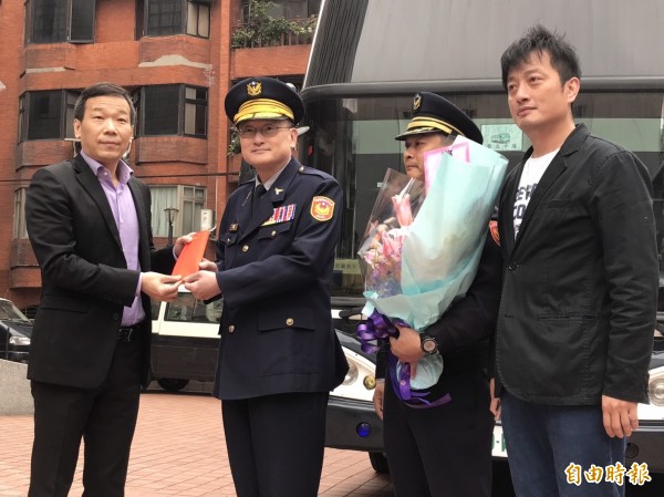 為了聲援警察，國民黨市議員鍾小平（左一）、李傅中武（右一）今早到台北市警局保安大隊獻花鼓勵，並嗆李永得別再發文討拍。（記者何世昌攝）