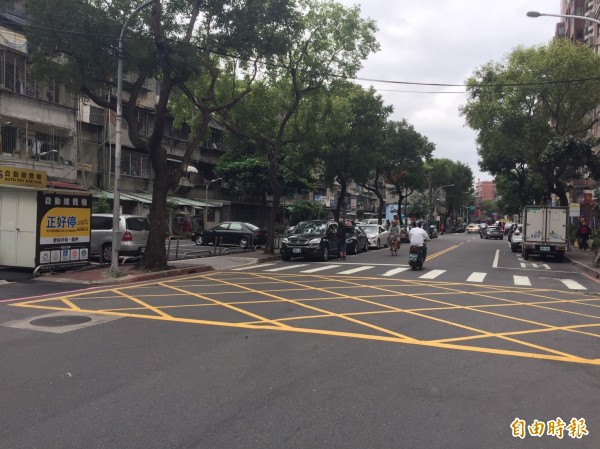 一對夫妻帶著年幼女兒穿越馬路，卻險些遭飆仔撞上，還遭飆仔回頭狠瞪；丈夫氣得自力救濟，希望揪出飆仔開罰；圖為事發路段。（記者吳仁捷攝）